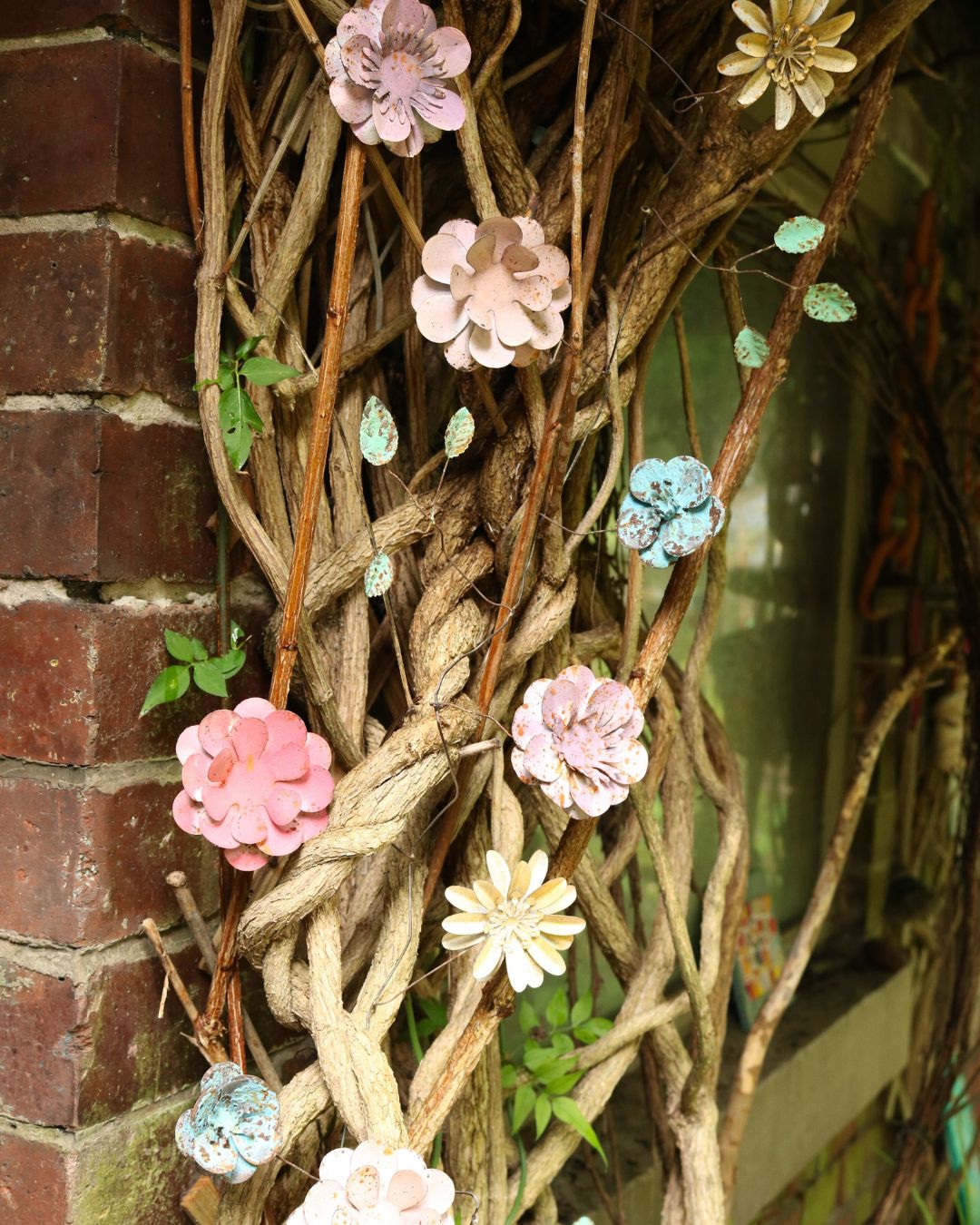 Load image into Gallery viewer, Metal Flower garland
